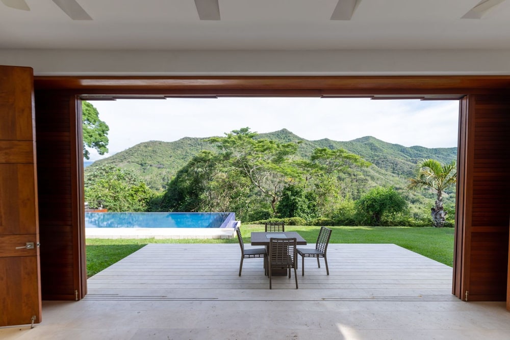 w Glowing 4BR Villa w Pool at Mesa de Yeguas