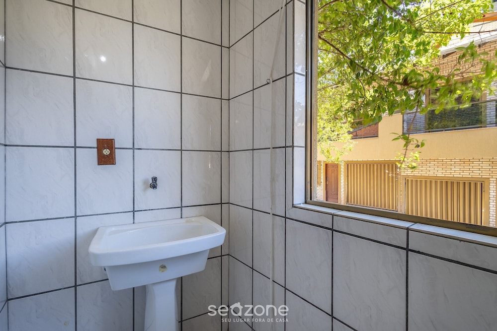 Apt in Condo w/ Pool 140 m From the Beach Rar0213