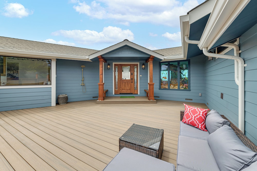 Walk to Beach: Luxury Oceanfront Escape in Caspar