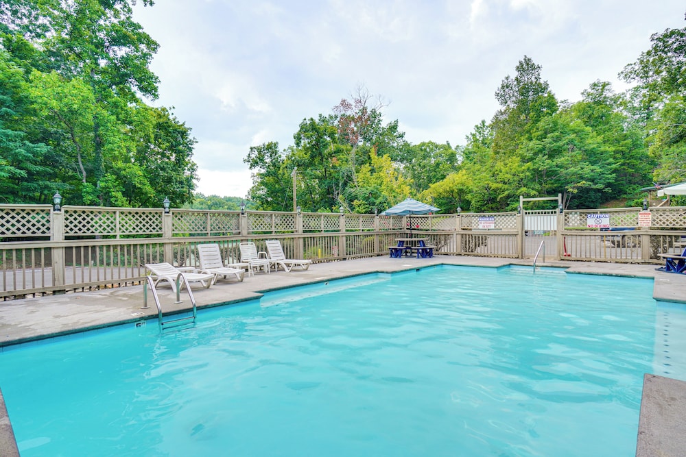 Private Hot Tub: Lake Resort Cabin in Sevierville!