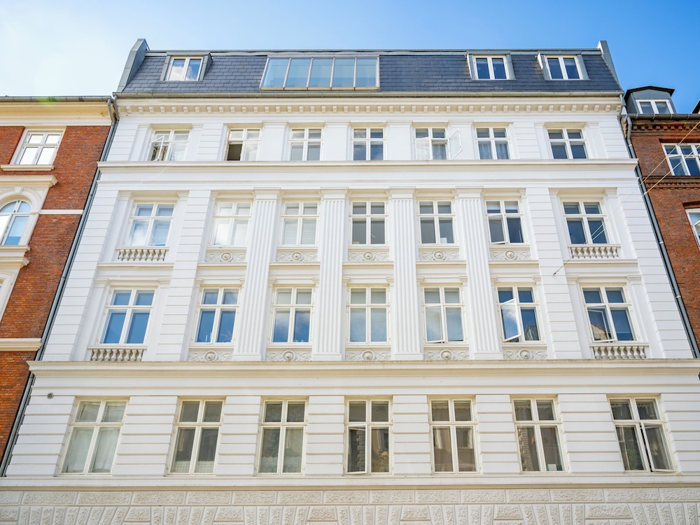 Sanders Shield 2 - 3 Bedroom Apartment With Balcony