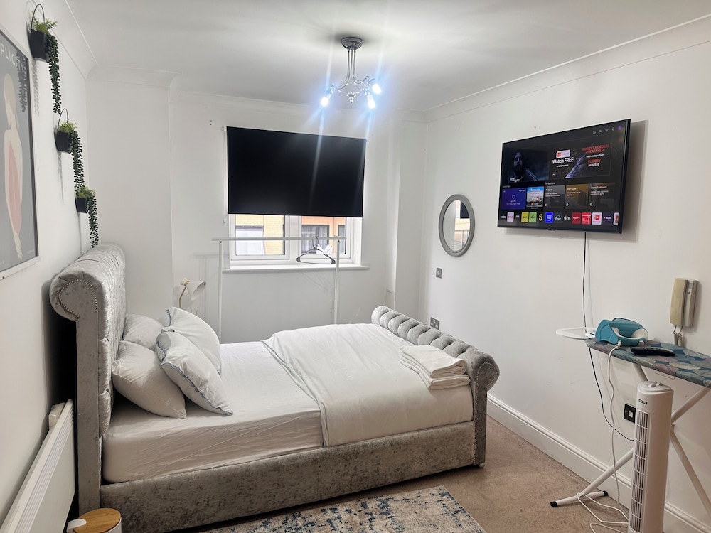 Charming Birmingham Apartment With Mini Balcony and Wifi With a Free Parking