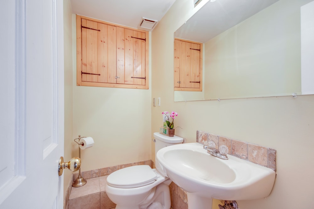 6 Mi to Chico Hot Springs: Villa w/ River Access
