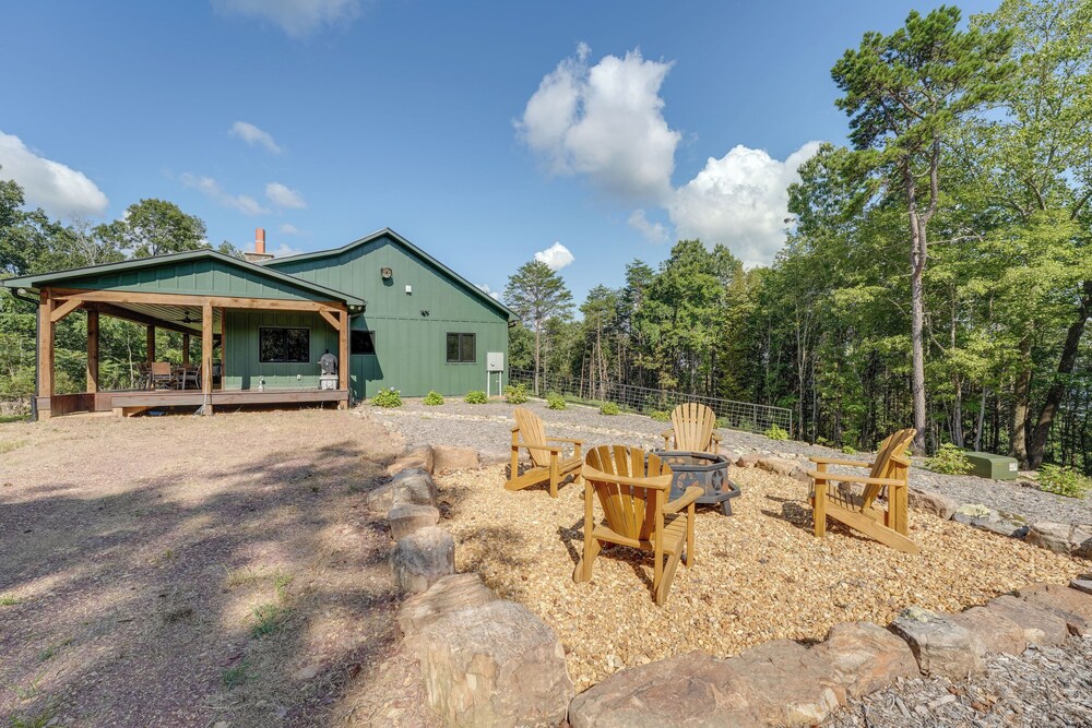 400 Acres on Lavender Mtn: Getaway w/ Hot Tub!