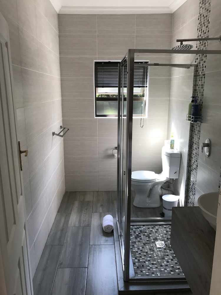 Aerotropolis Guest Lodge