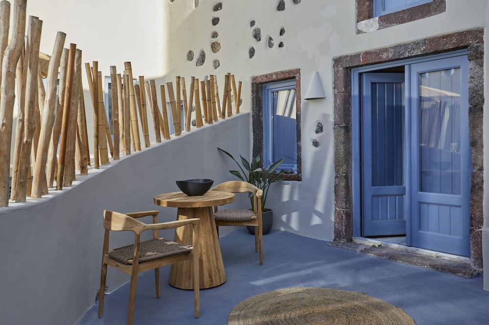 Luna Santorini Suites