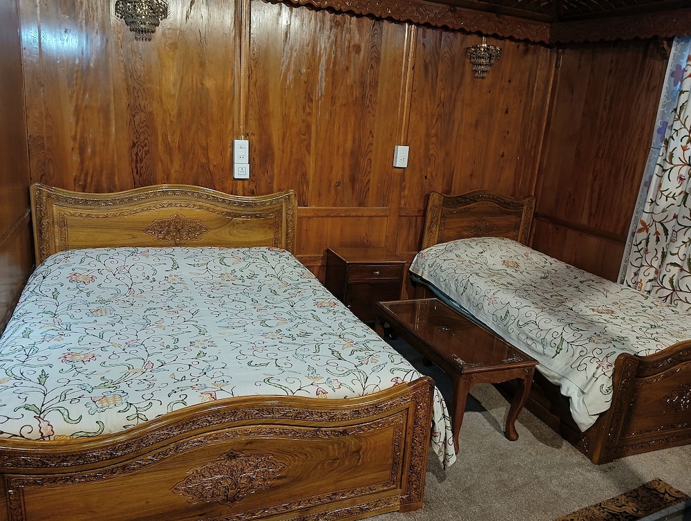 New Alzira Heritage Group of Houseboats