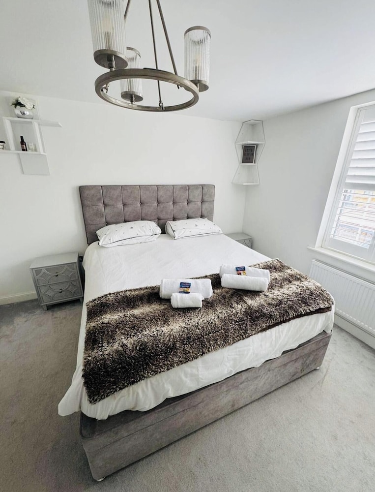 Luxurious Majestic 4 Bedroom- Free Parking