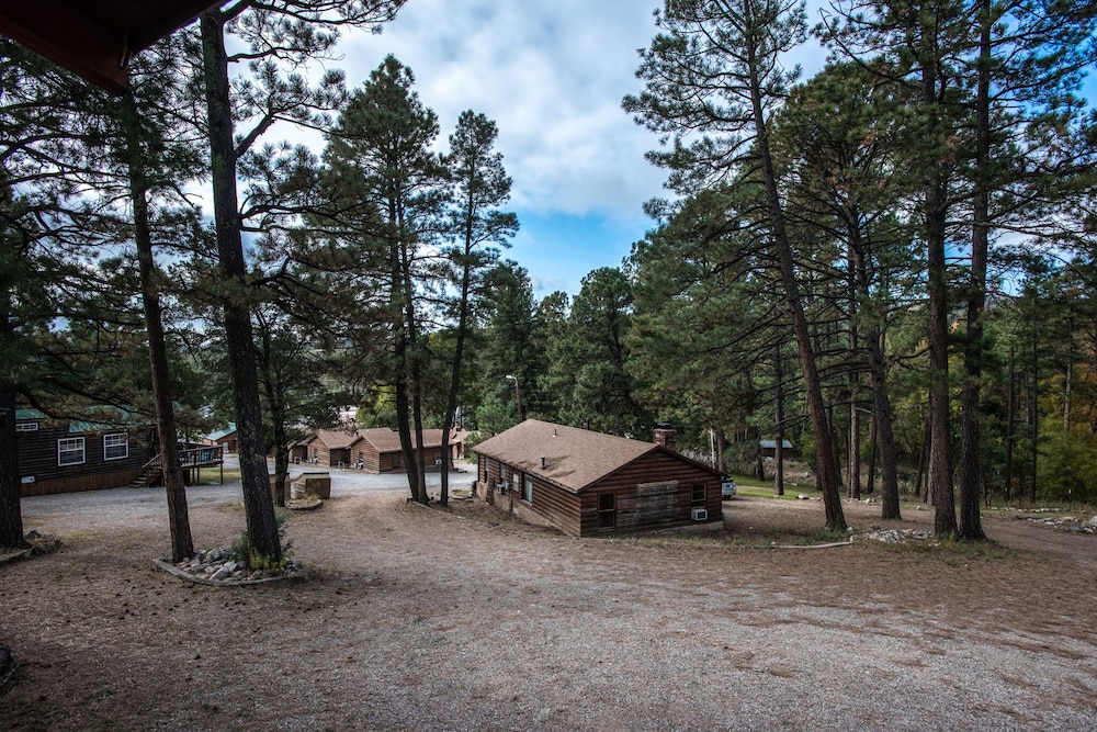 Hotel Mechem Dr Apache Village & Cabins by VTrips - Image 1