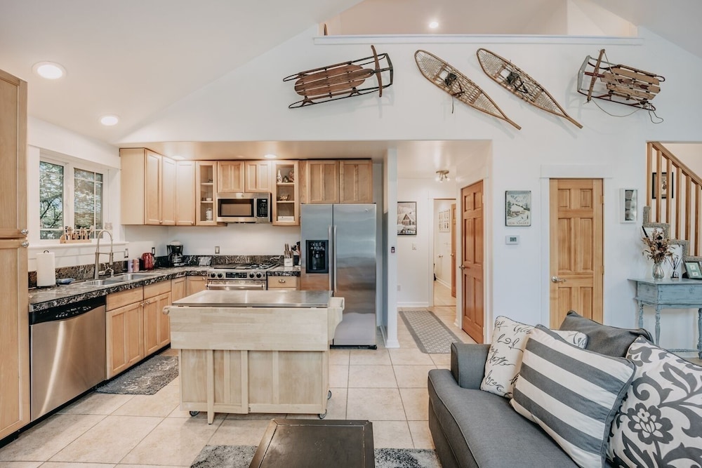 01sl - Hot Tub - Pet Friendly - Bbq - Sleeps 8 3 Bedroom Home by RedAwning