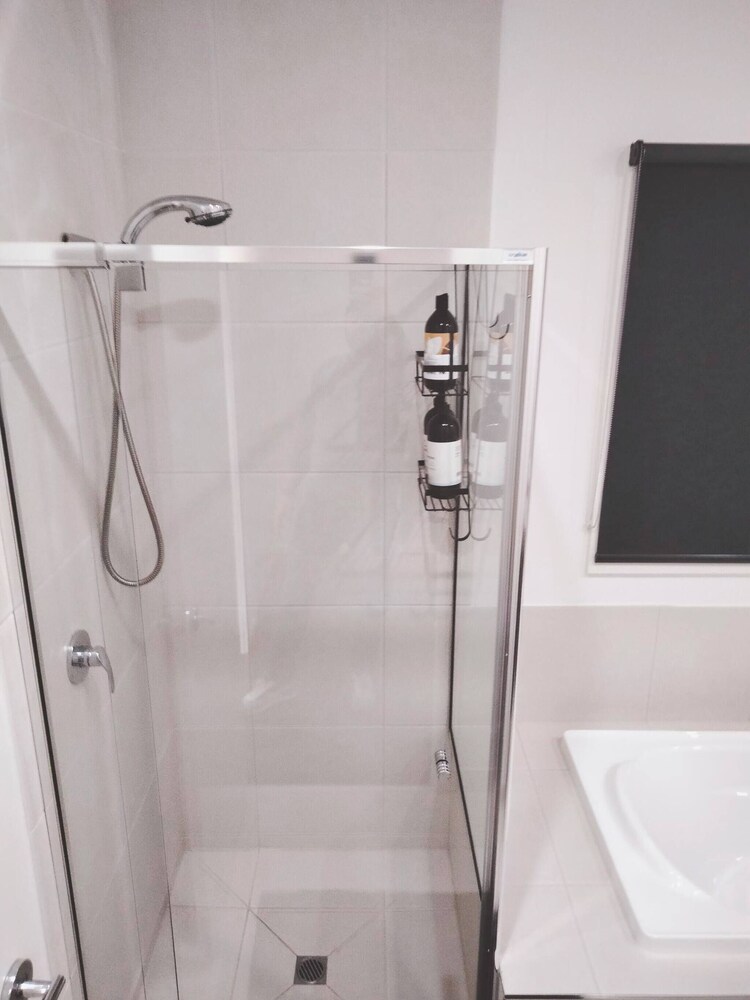 Modern & Cosey 4bedroom House Walk to Beach