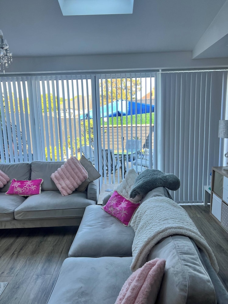 Staysolihull, Large Spacious Corner House,