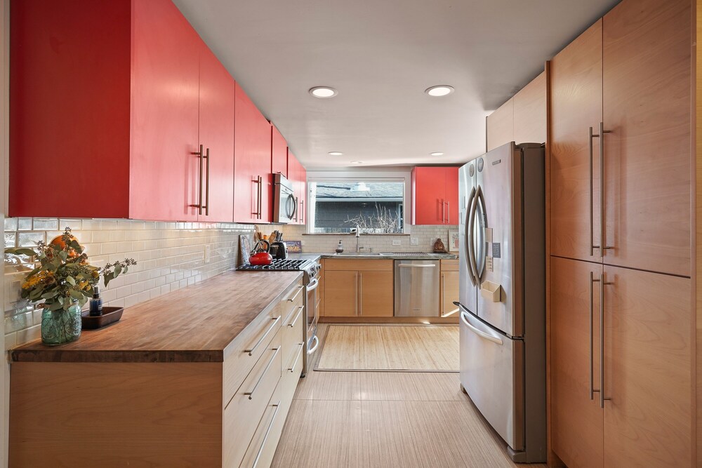North West Nest 30 Day Minimum 2 Bedroom Home by RedAwning