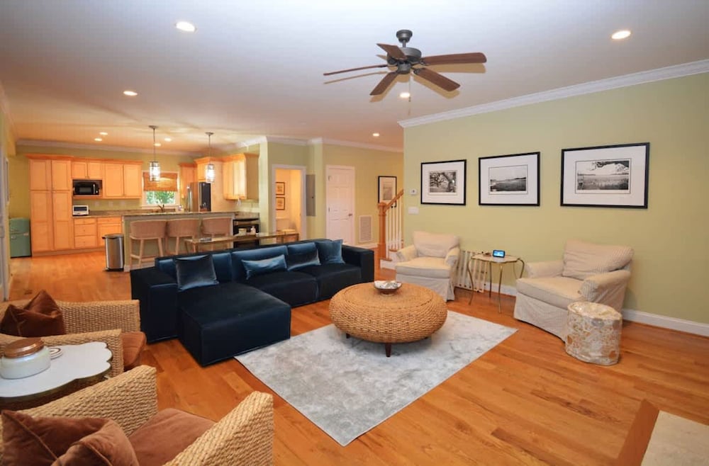 Island Time - Pet Friendly and Minutes From Beach
