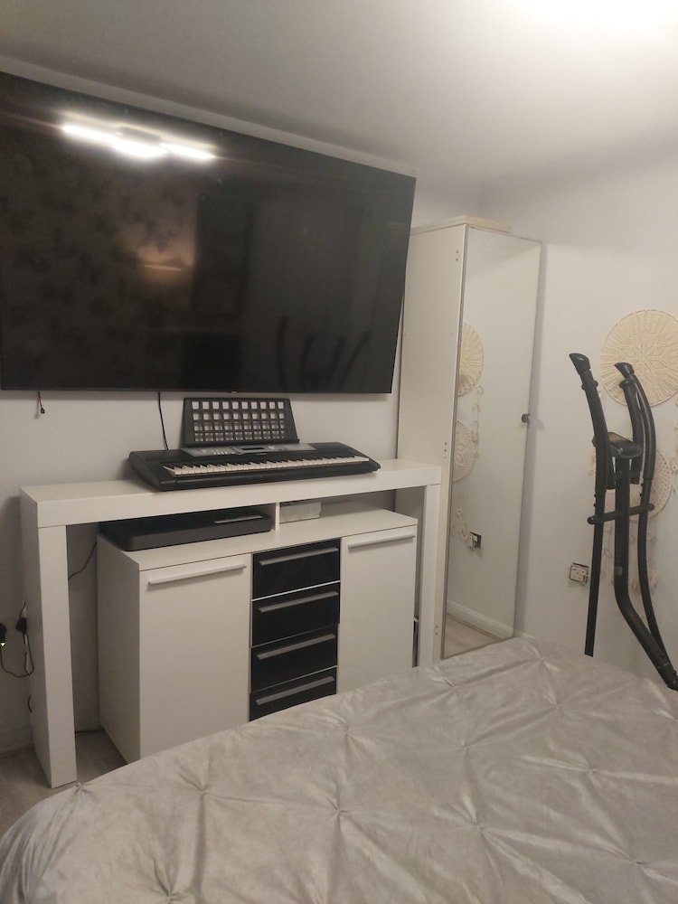 Charming 2-bed Apartment in Eastleigh view 4