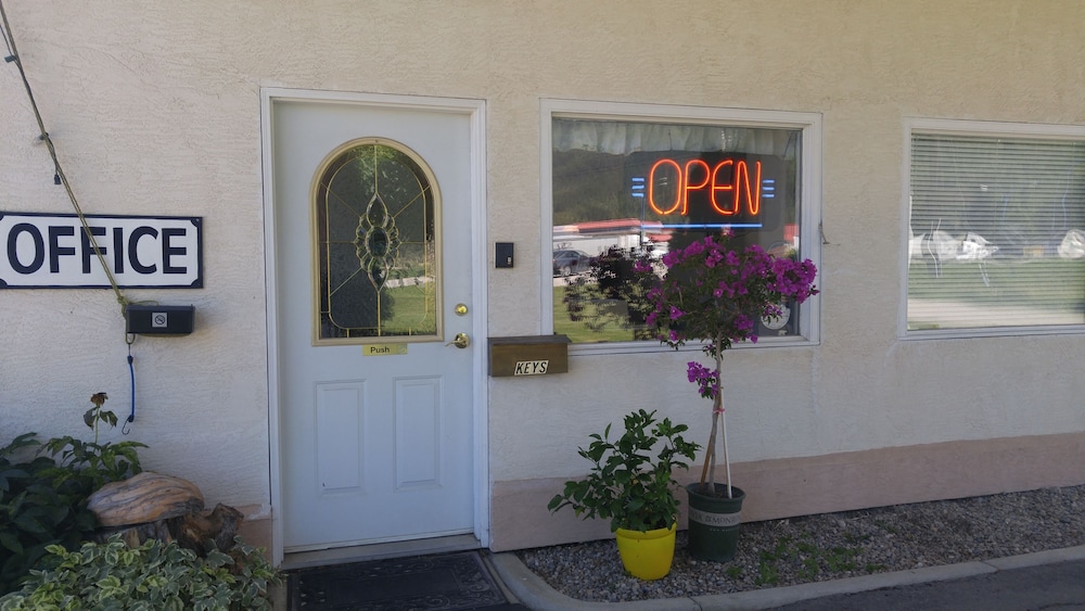 Monashee Motel
