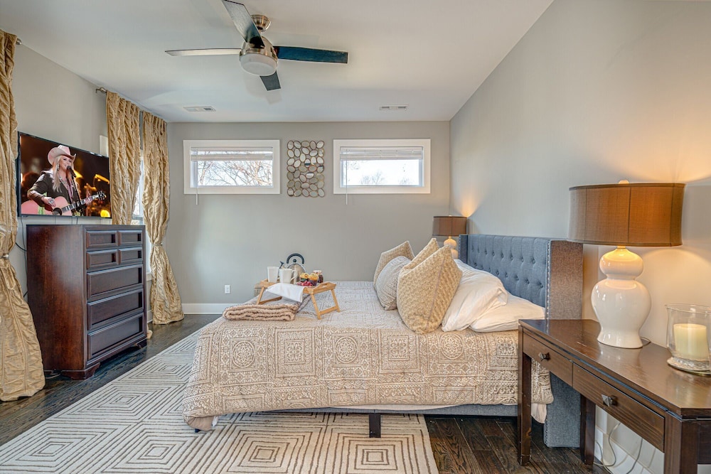 Cultured Coach - Mins to Broadway - Private Rooftop