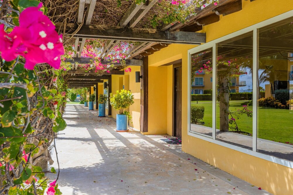 2BR 3BA Condo on Eagle Beach w Amazing Amenities