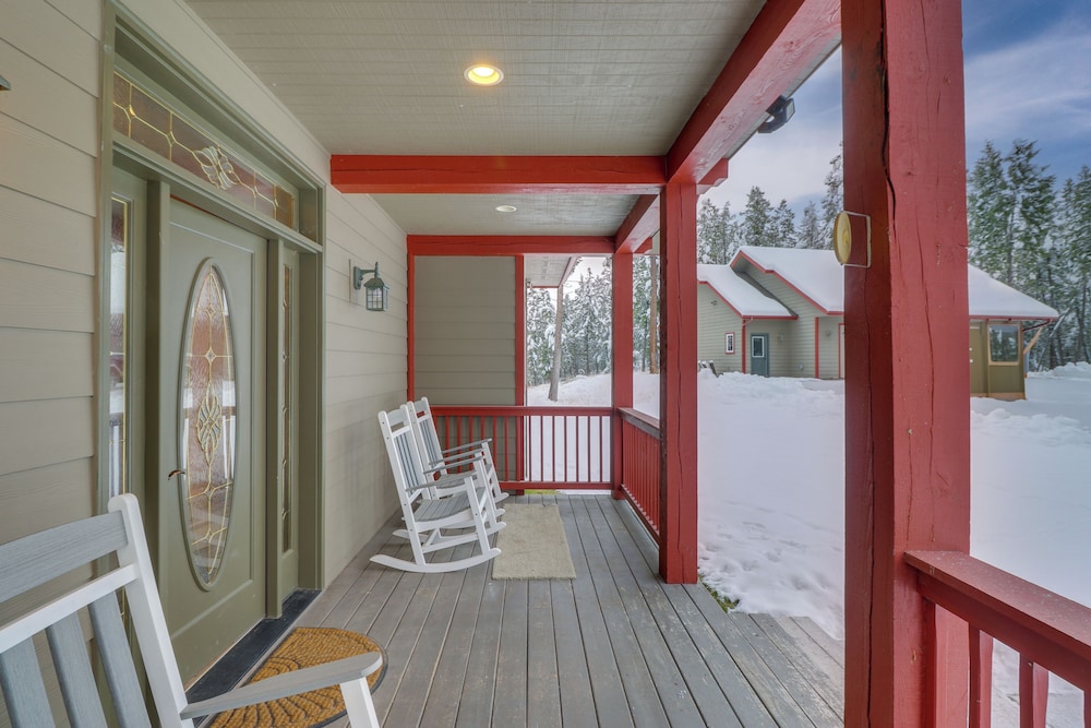 Mountain Views & Deck: Spacious Eureka Getaway!