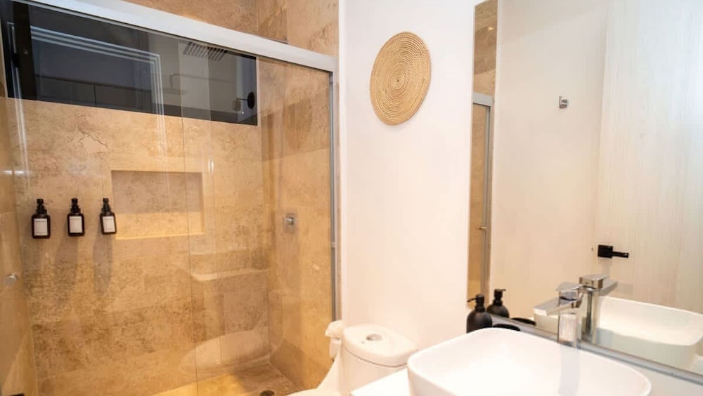 Prime Location 2 BR Apartment With Natural Ligthed LX Amenities by Waves Management