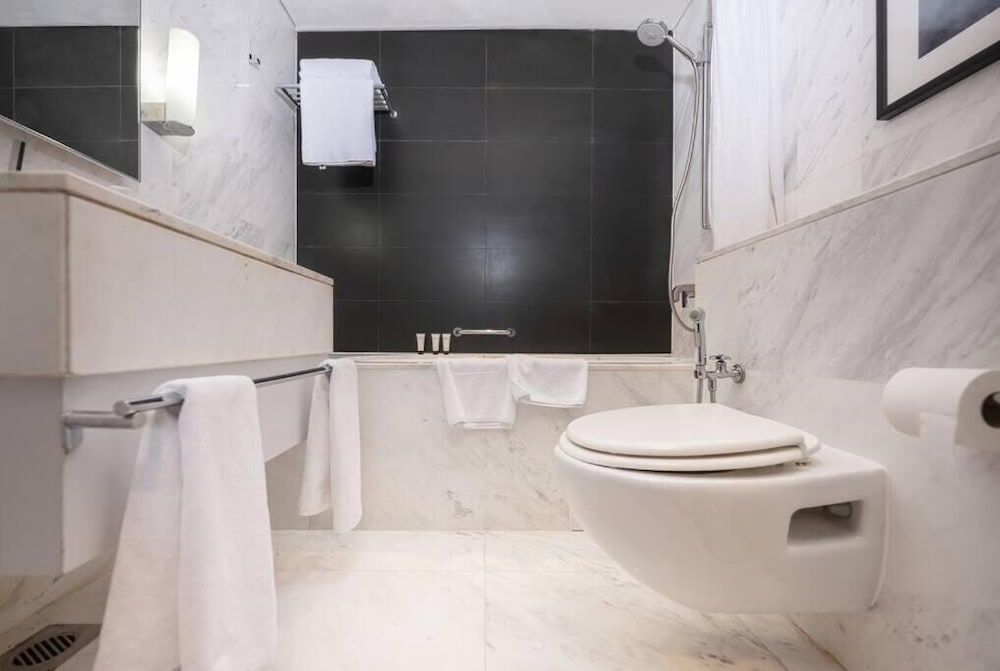 Emaar Fashion Avenue – Formerly Address Dubai Mall Four Apple