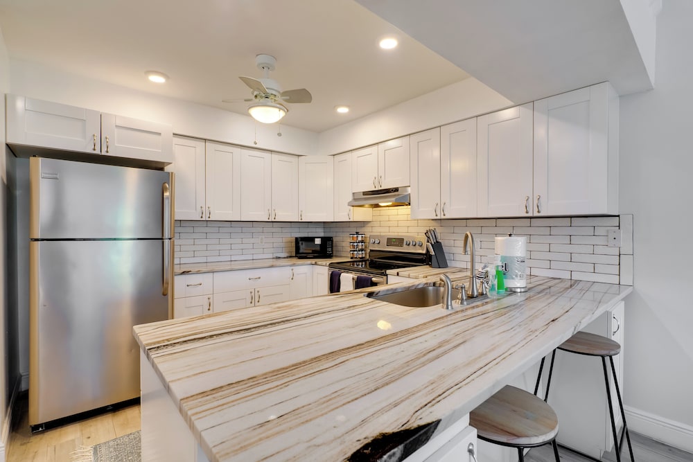 7 Mi to River District & Beach: Fort Myers Retreat