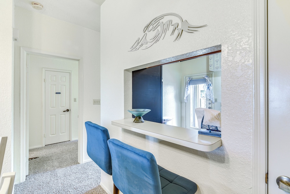 East End Galveston Condo w/ Pool, 1 Mi to Beach!