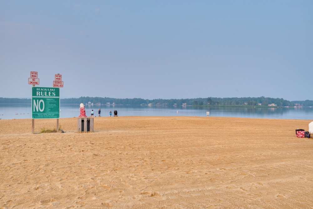 Lake & Pool Access: Poconos Family Getaway!