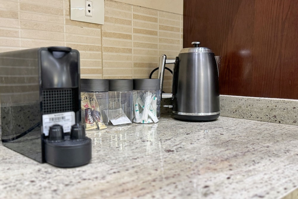 Calm & Classy 2BR - 5 min to Airport