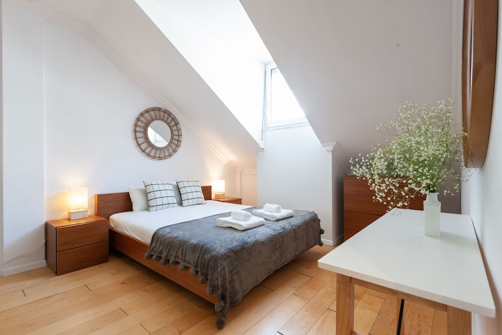 Liberty Penthouse Three-Bedroom Apartment - by LU Holidays