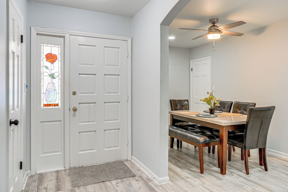 Group Getaway w/ Deck & Yard in Lakeland!