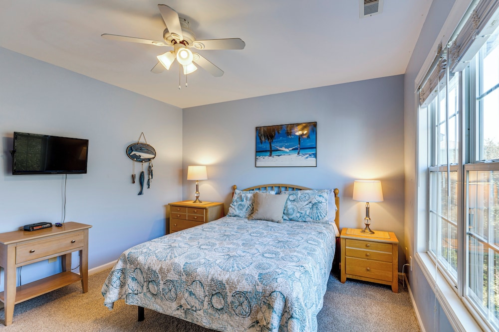 Steps to Beach: Emerald Isle Home w/ Deck!