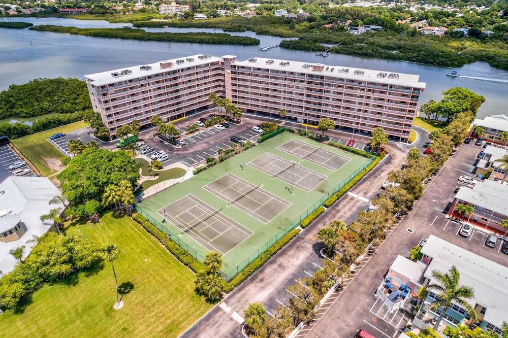Bayshore Yacht & Tennis 216