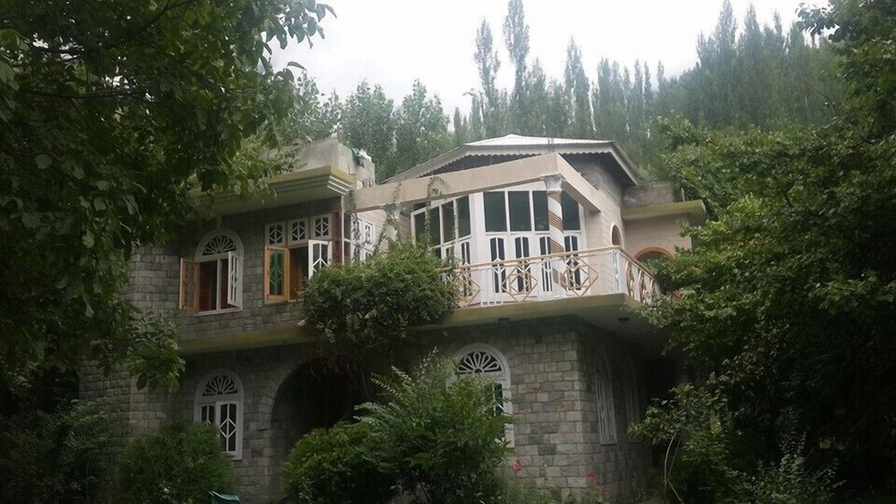 Al-Karim Family Guest House Hunza view 4