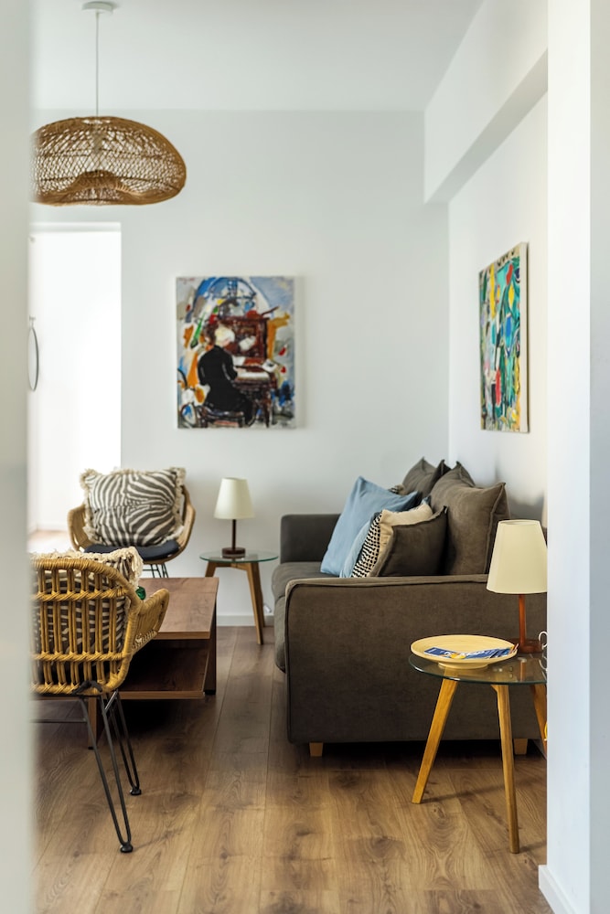 Cozy 2BR Near Metro Acropolis View