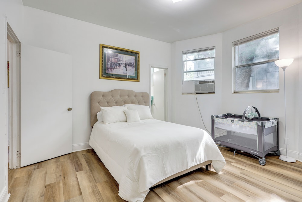 Steps to Food & Shops: Cozy Condo in Jacksonville!