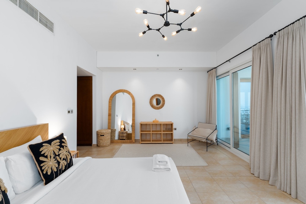 Modern 3BR Maid at the Palm w Pool and Gym