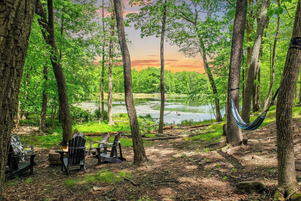 Lakeview Retreat w/ Kayaks, Game Room, Firepits Gated Community w/ Lake + Beach Access