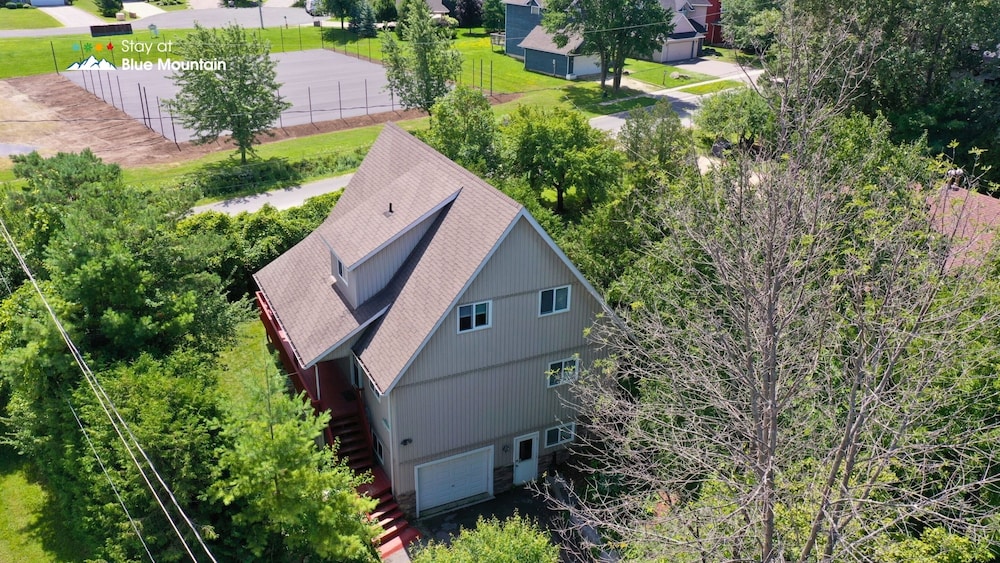 Mountain Views, Steps to BM Village, Hot Tub, BBQ.
