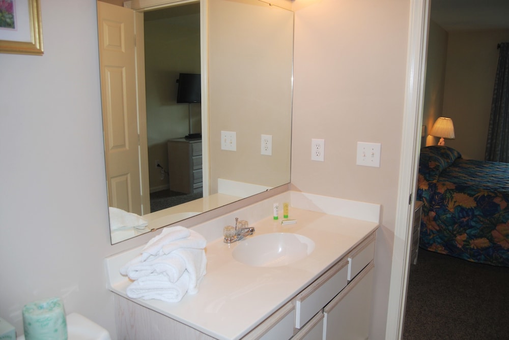 Fairways At Riveroaks 23d 3 Bedroom Condo by RedAwning