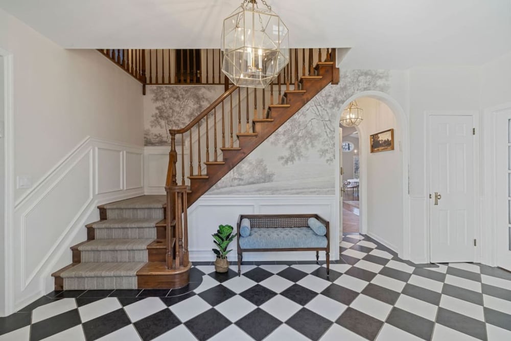 Peaceful Mini Mansion Sleeps 18