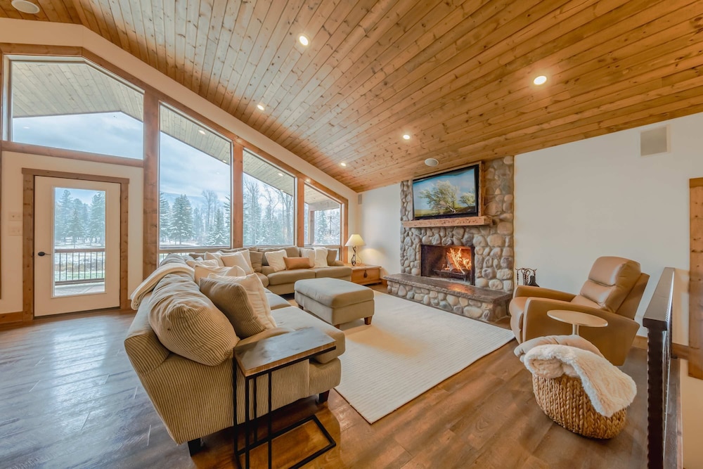 Flathead River Retreat For 15!