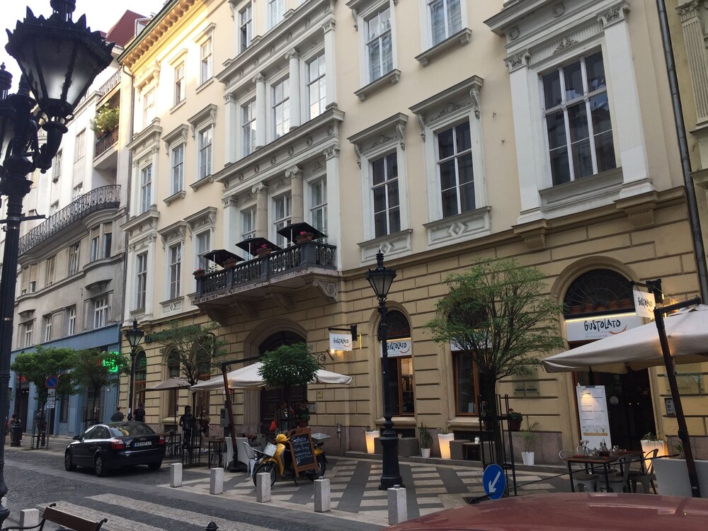 Pelicanstay next to Budapest Basillica