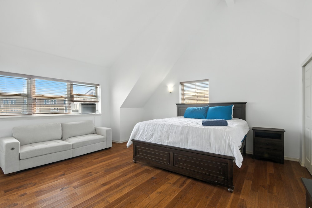 Stylish 3br Retreat Walk To Beach & Boardwalk 3 Bedroom Home