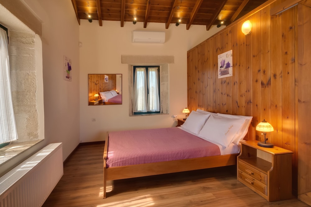 Traditional Ioannis Cottage...luxurious & Rustic With Ecological Heated Pool !!!