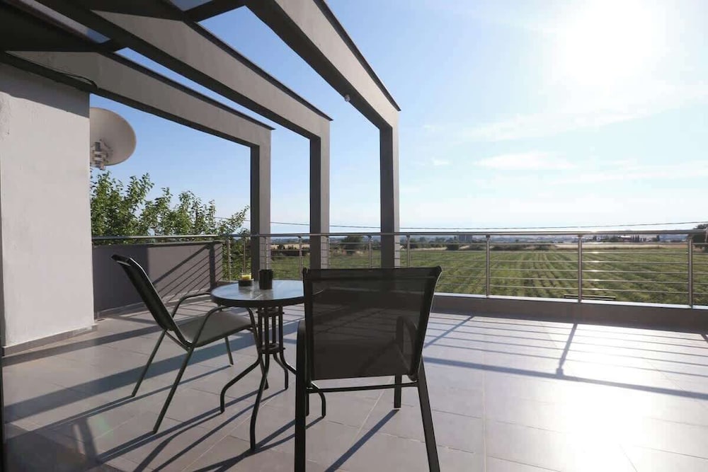 Villa Erytha - Serene Retreat With Views Garden
