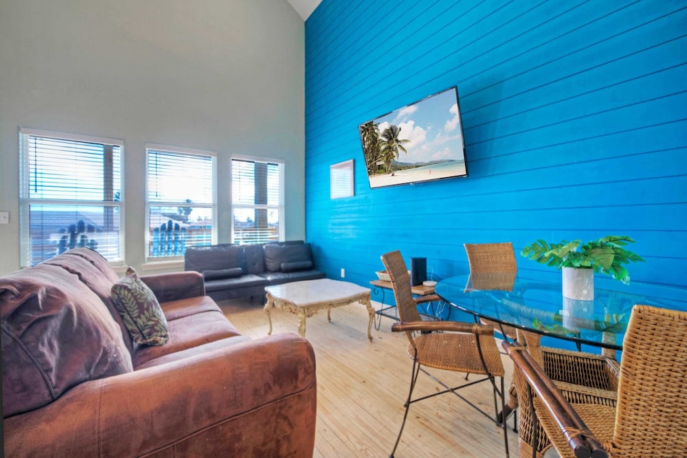 Sleeps 26 2 Homes w/ Waterfront Pool + Boat Dock Laguna Village Escape