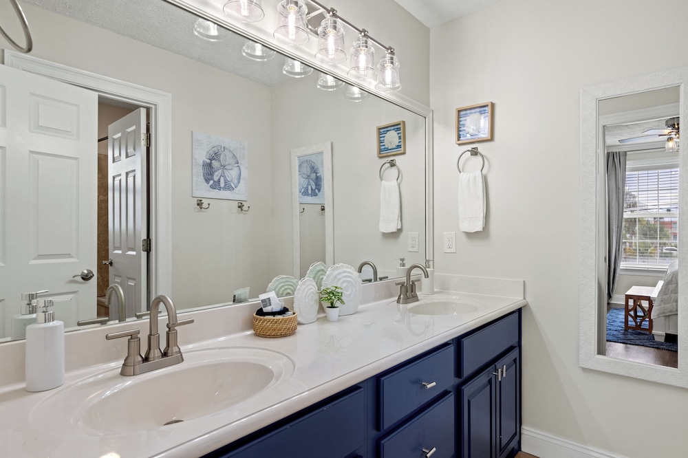 Escape to Sand Dollar Holler: Coastal Retreat, 3 Beds, 2.5 Baths, Sleeps 10!