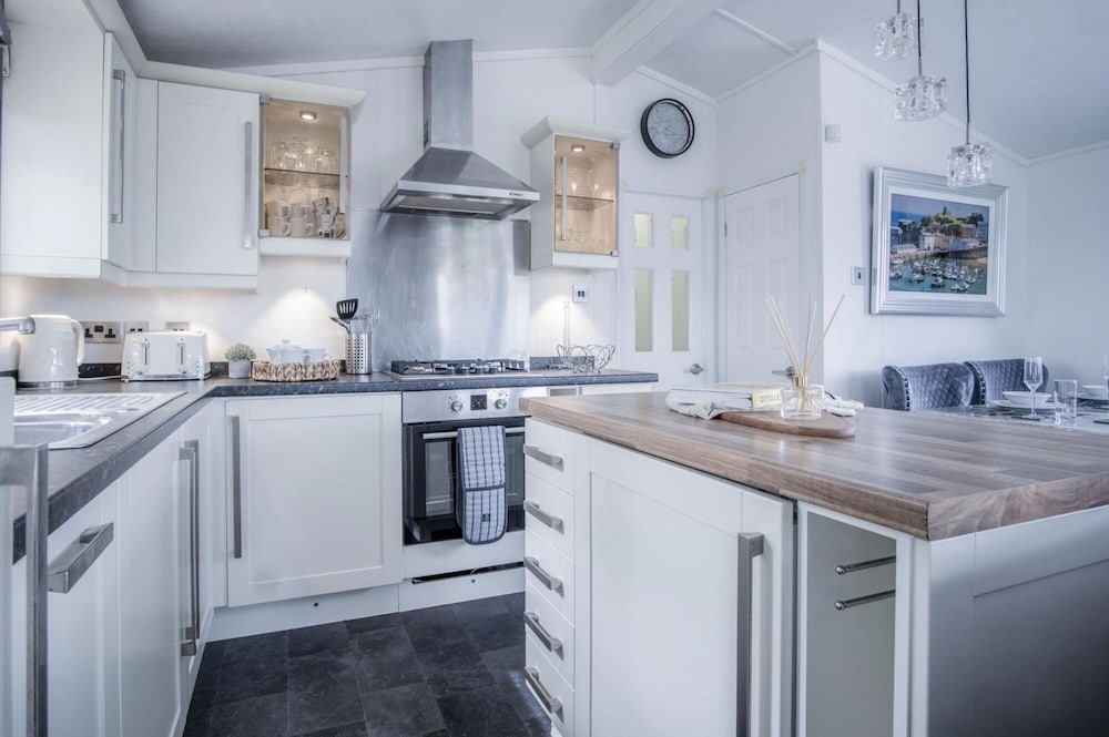 1 Manor Lodge - 3 Bedroom Lodge - Pendine view 4
