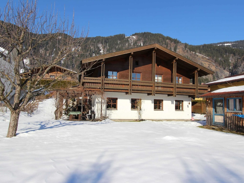 Quaint Mansion Near ski bus in Goldegg